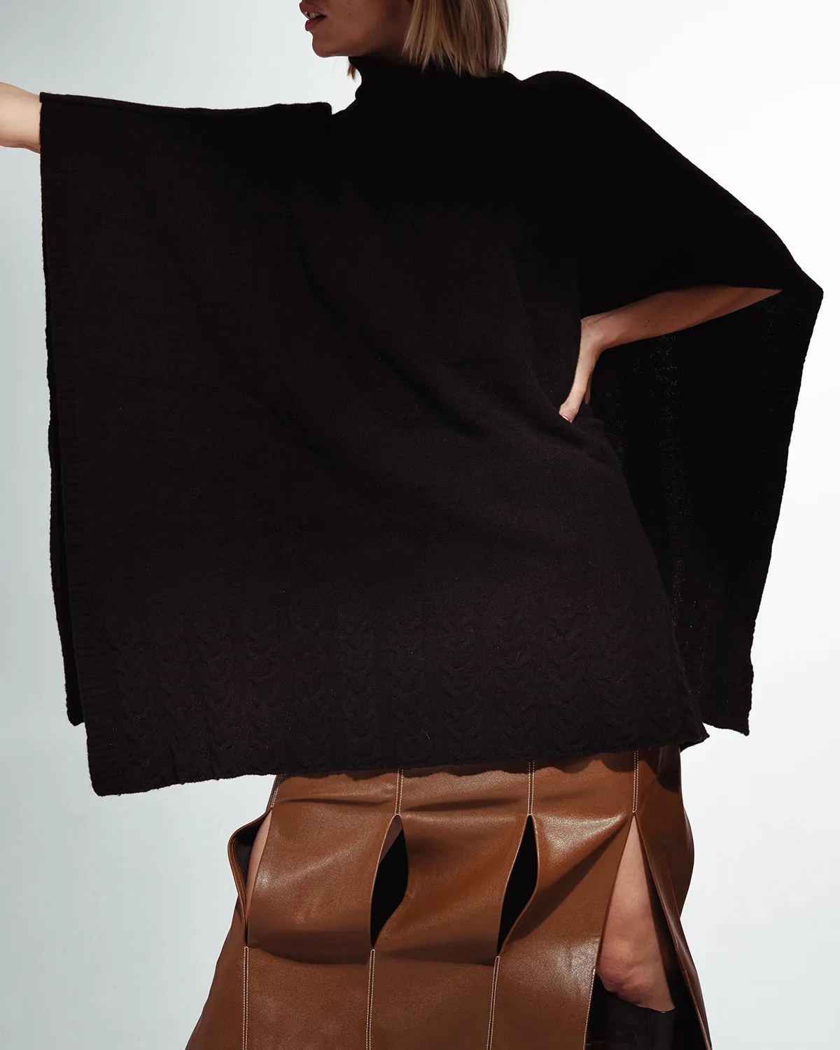 ARIE CAPE - WOOL