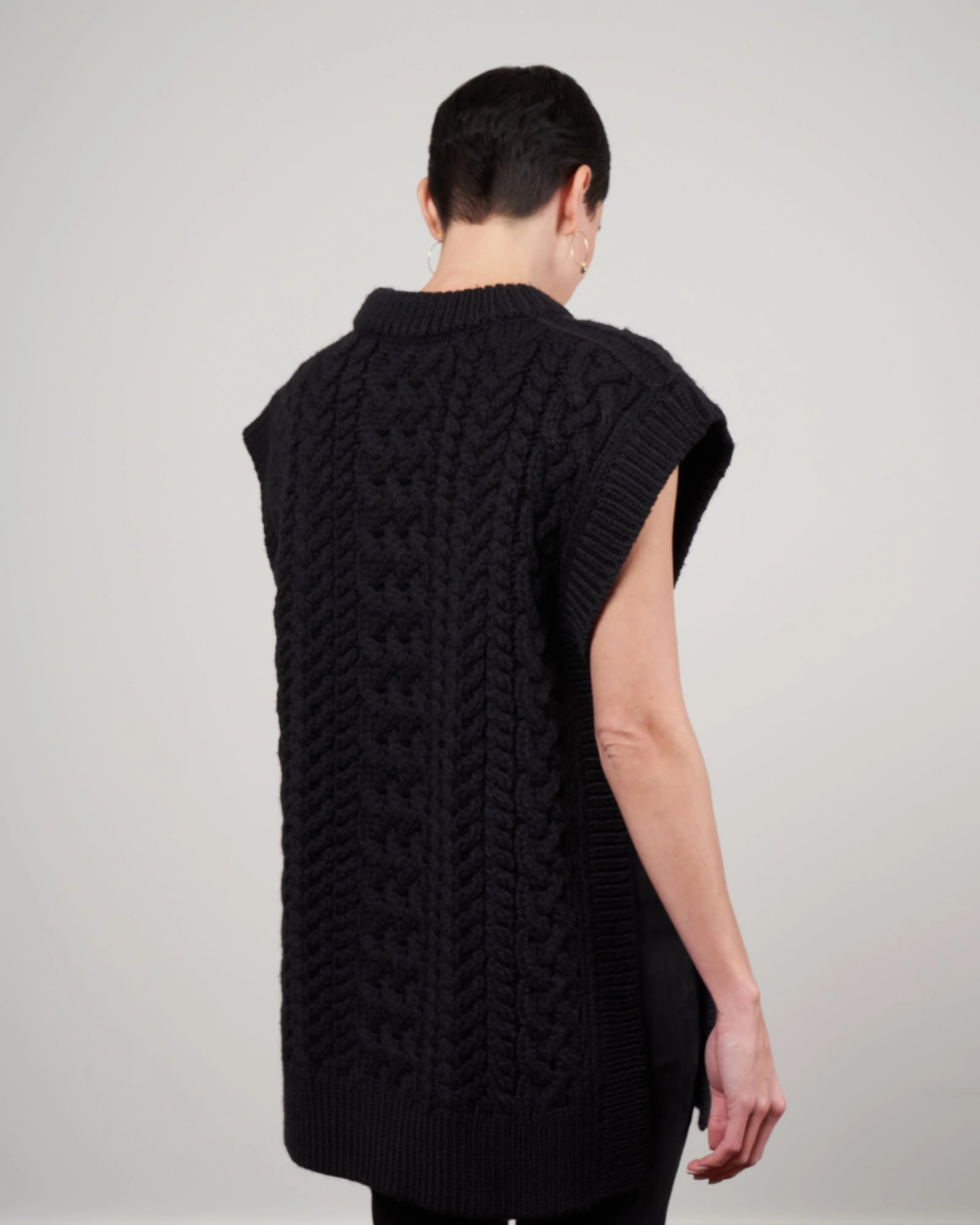 cable sleeveless vest - black