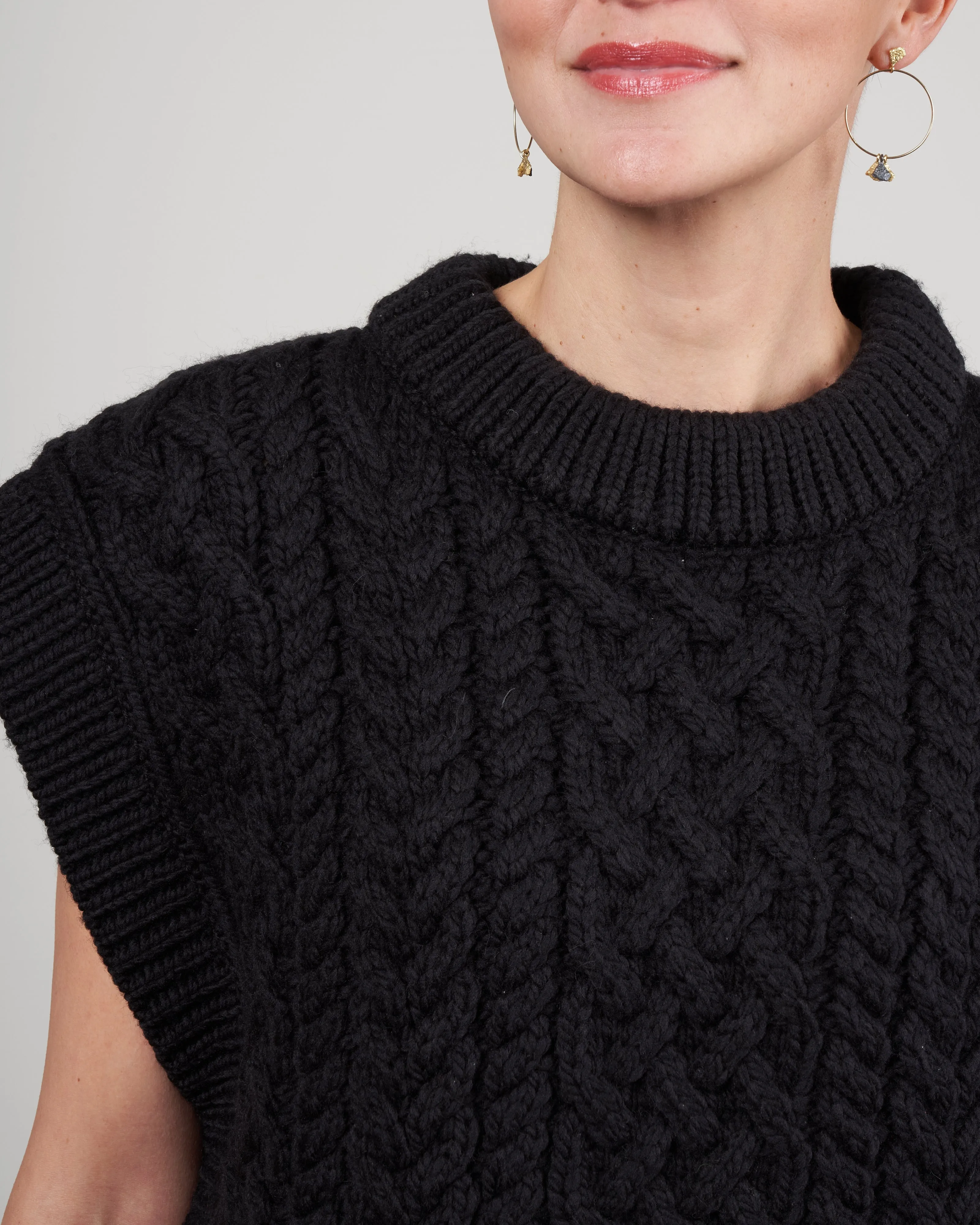 cable sleeveless vest - black