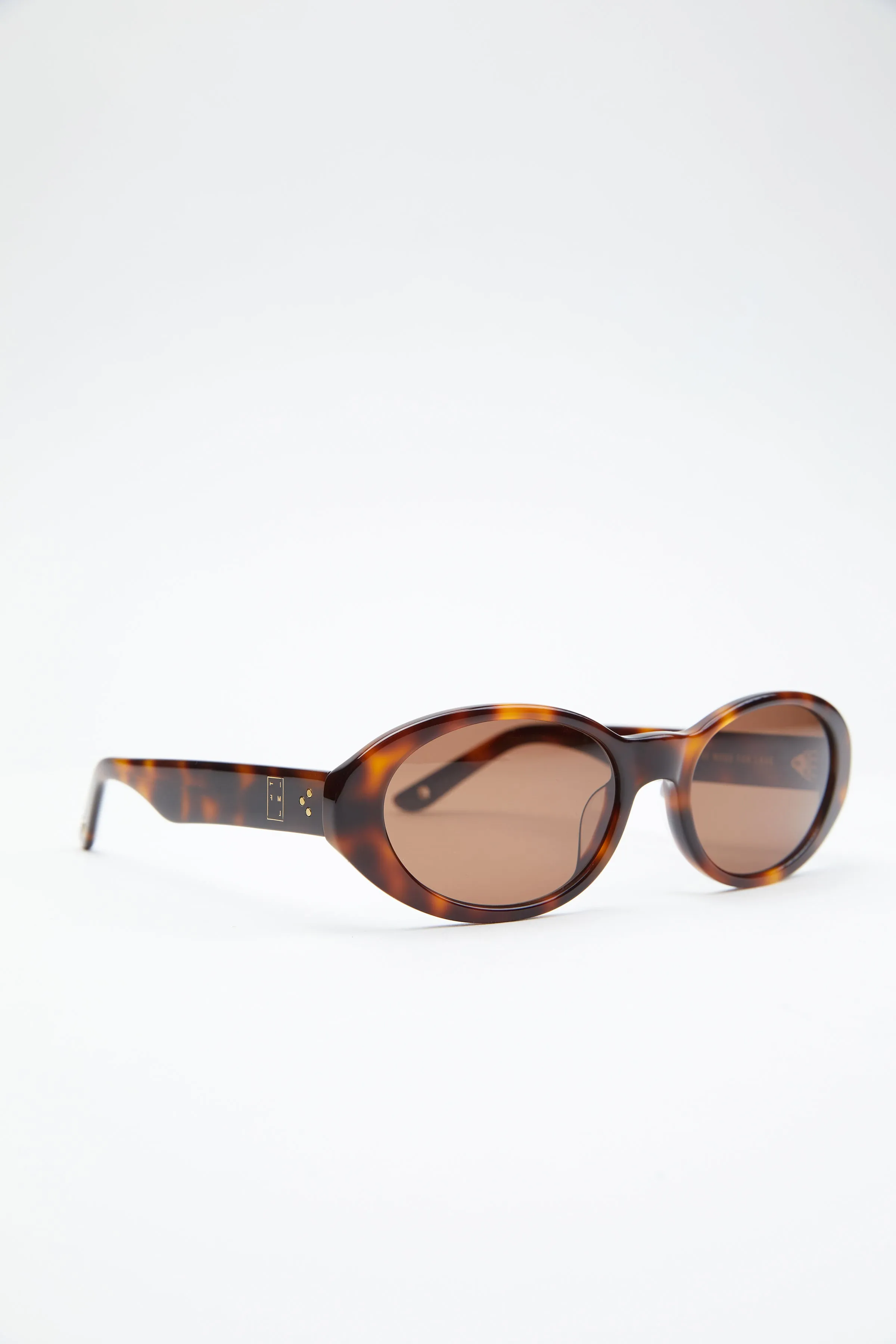 CAROLINE BK SUNGLASSES WITH CHAIN