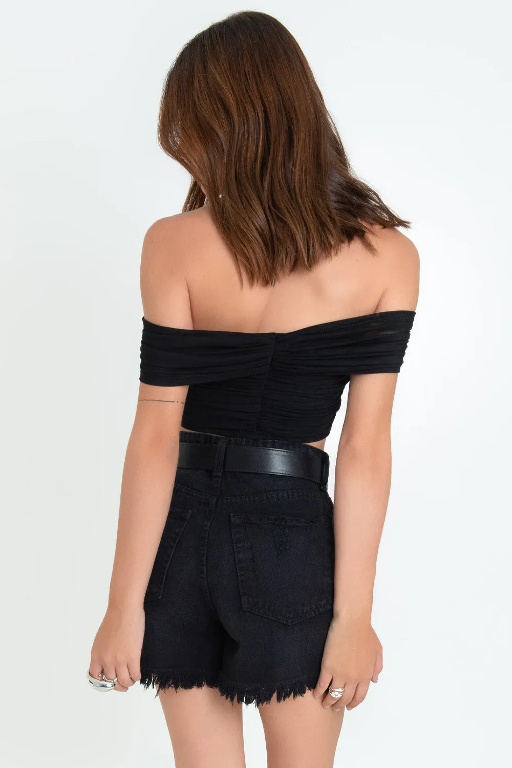 Crop top de mesh plisado hombros descubiertos