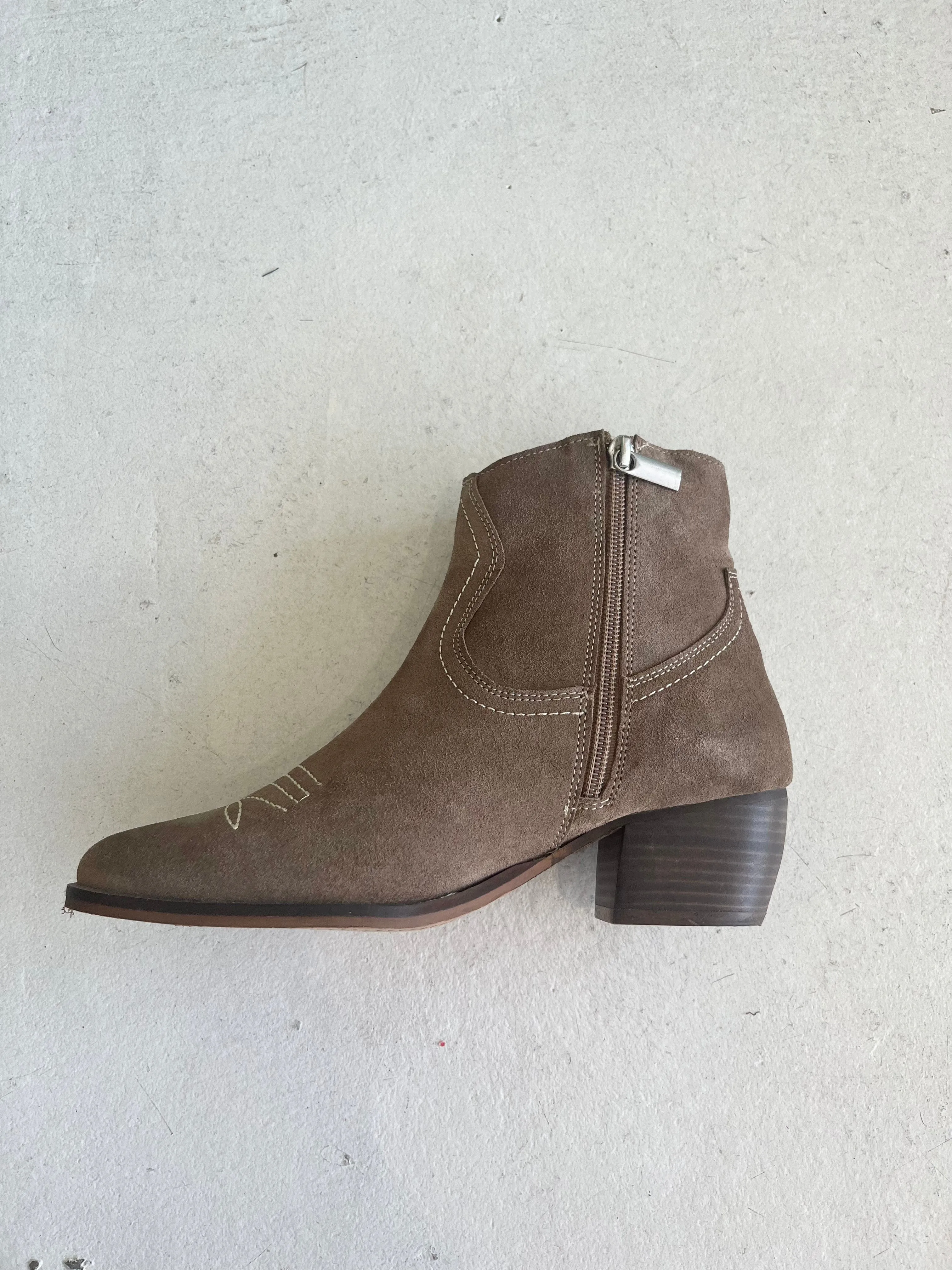 Dee Ankle Boots - Sand Suede
