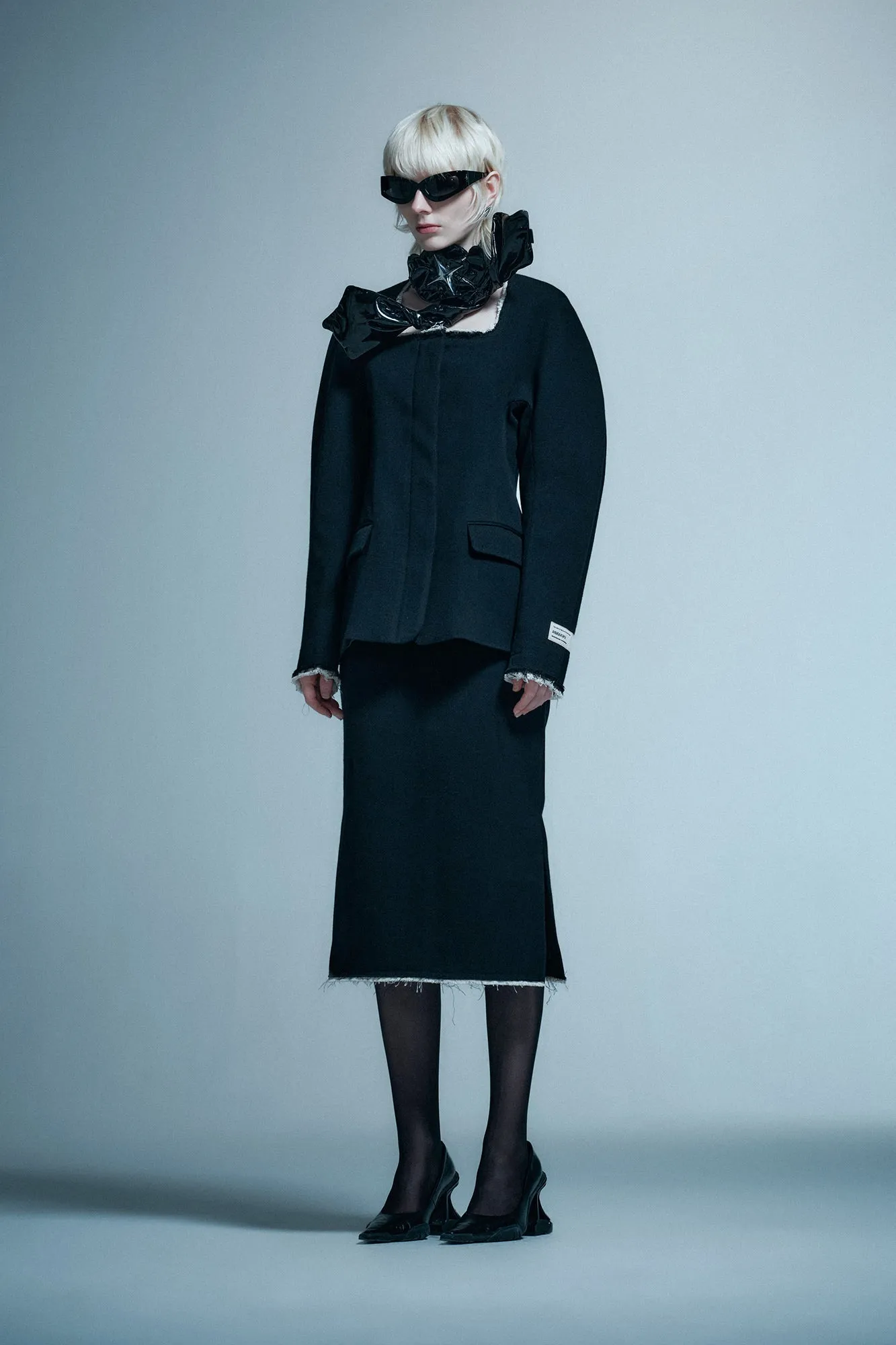 Fleece flowers embellished suit with curved sleeves