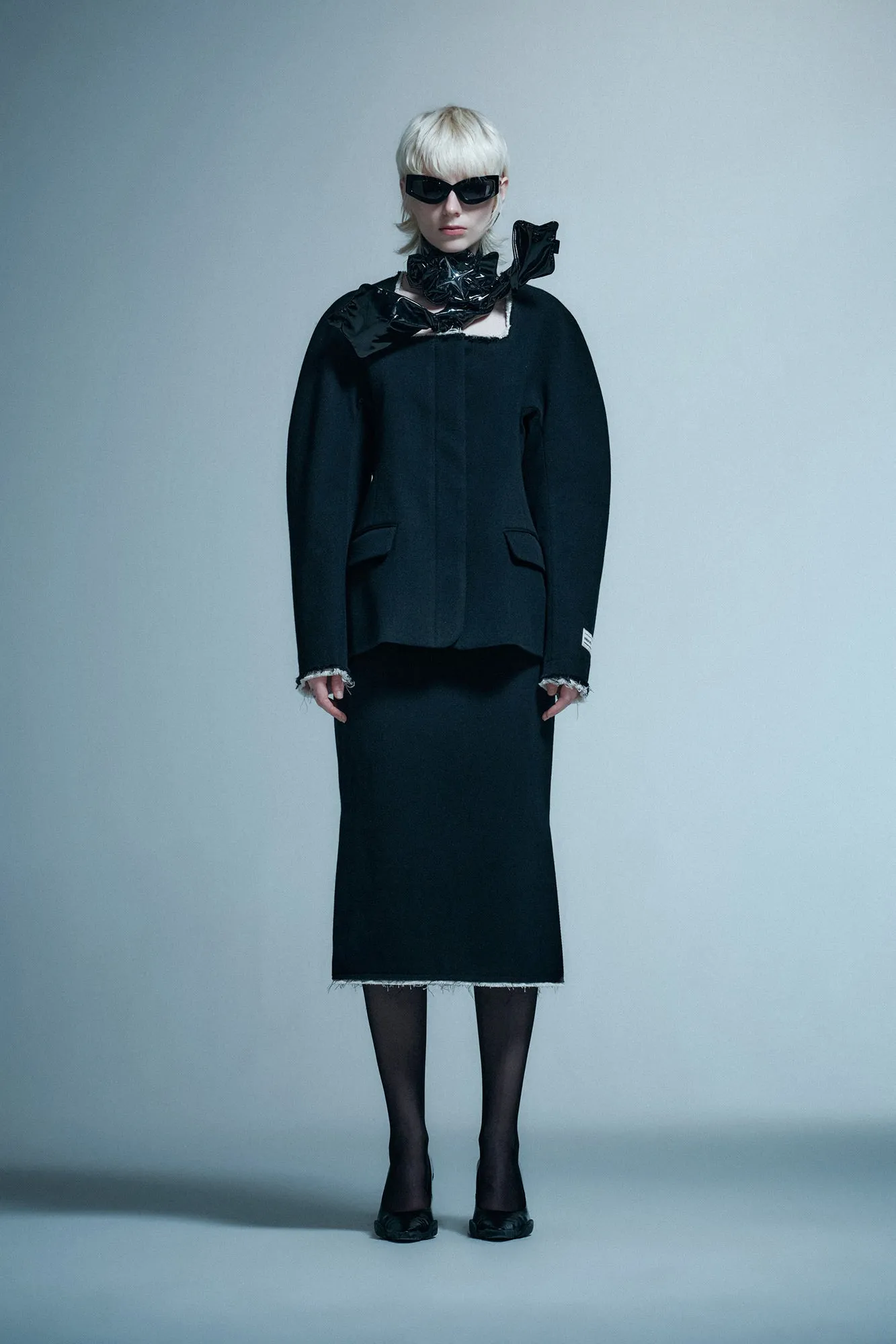 Fleece flowers embellished suit with curved sleeves