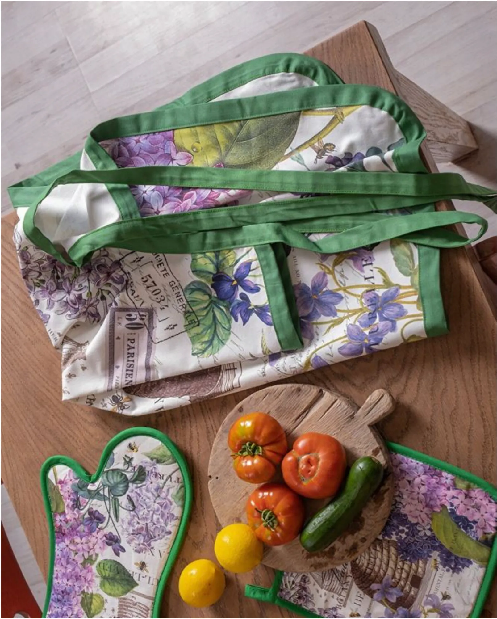 Heat Resistant Patterned Special Oven Glove, Holder and Kitchen Apron Set