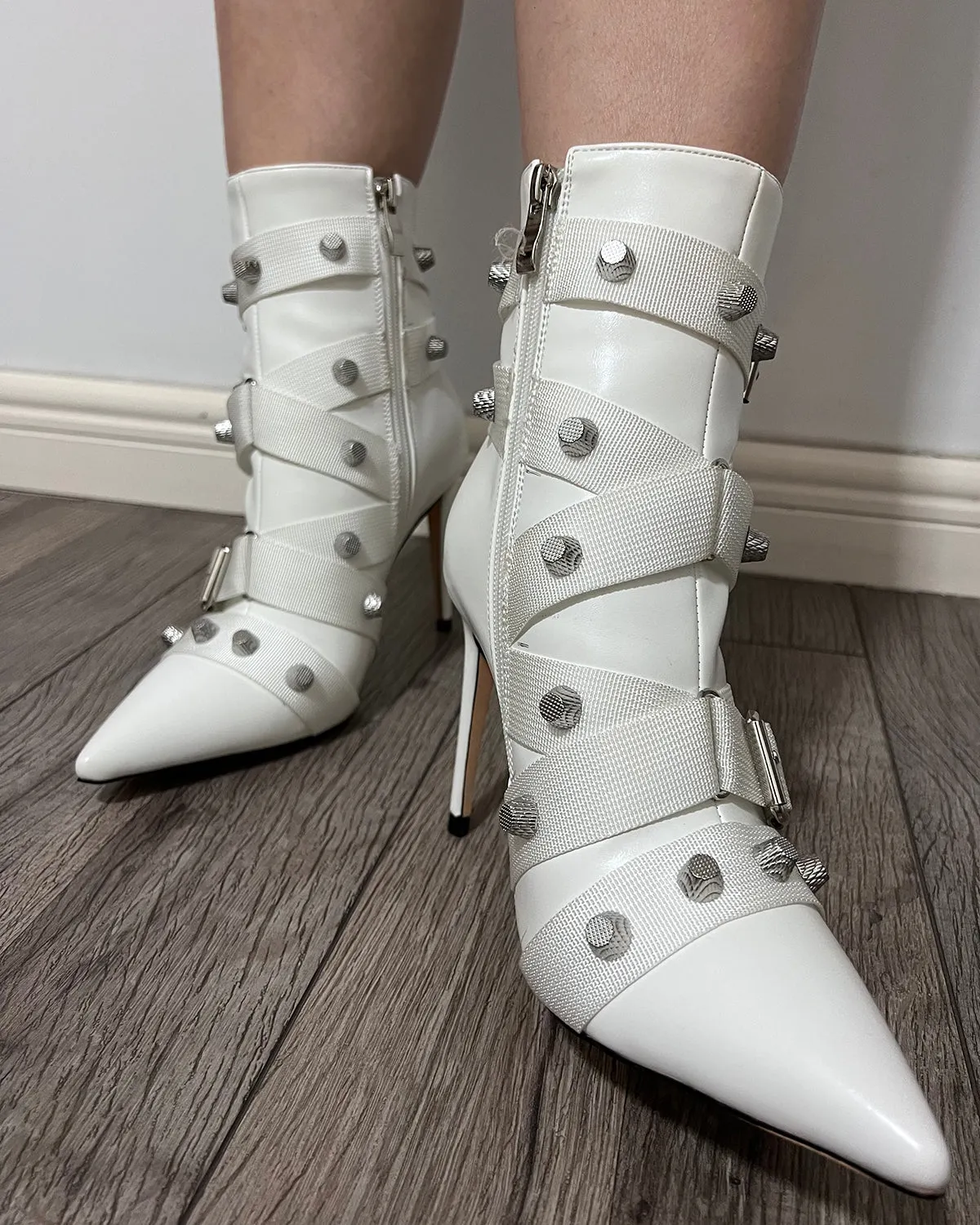 Matte leather pointed toe studs ankle boots