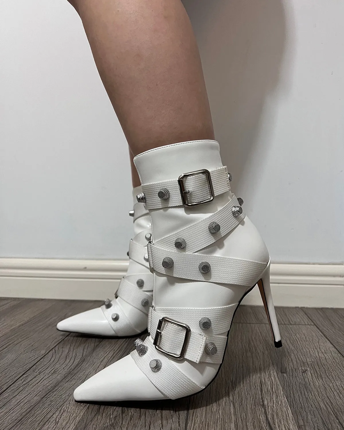 Matte leather pointed toe studs ankle boots