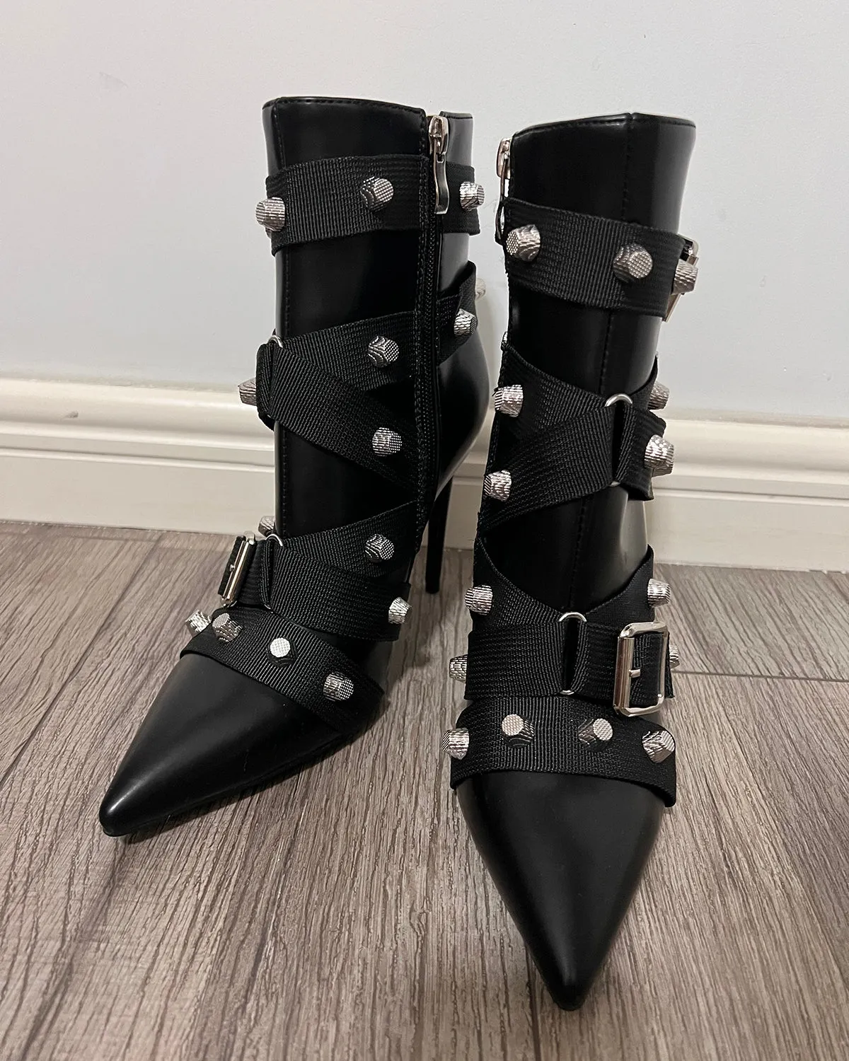 Matte leather pointed toe studs ankle boots