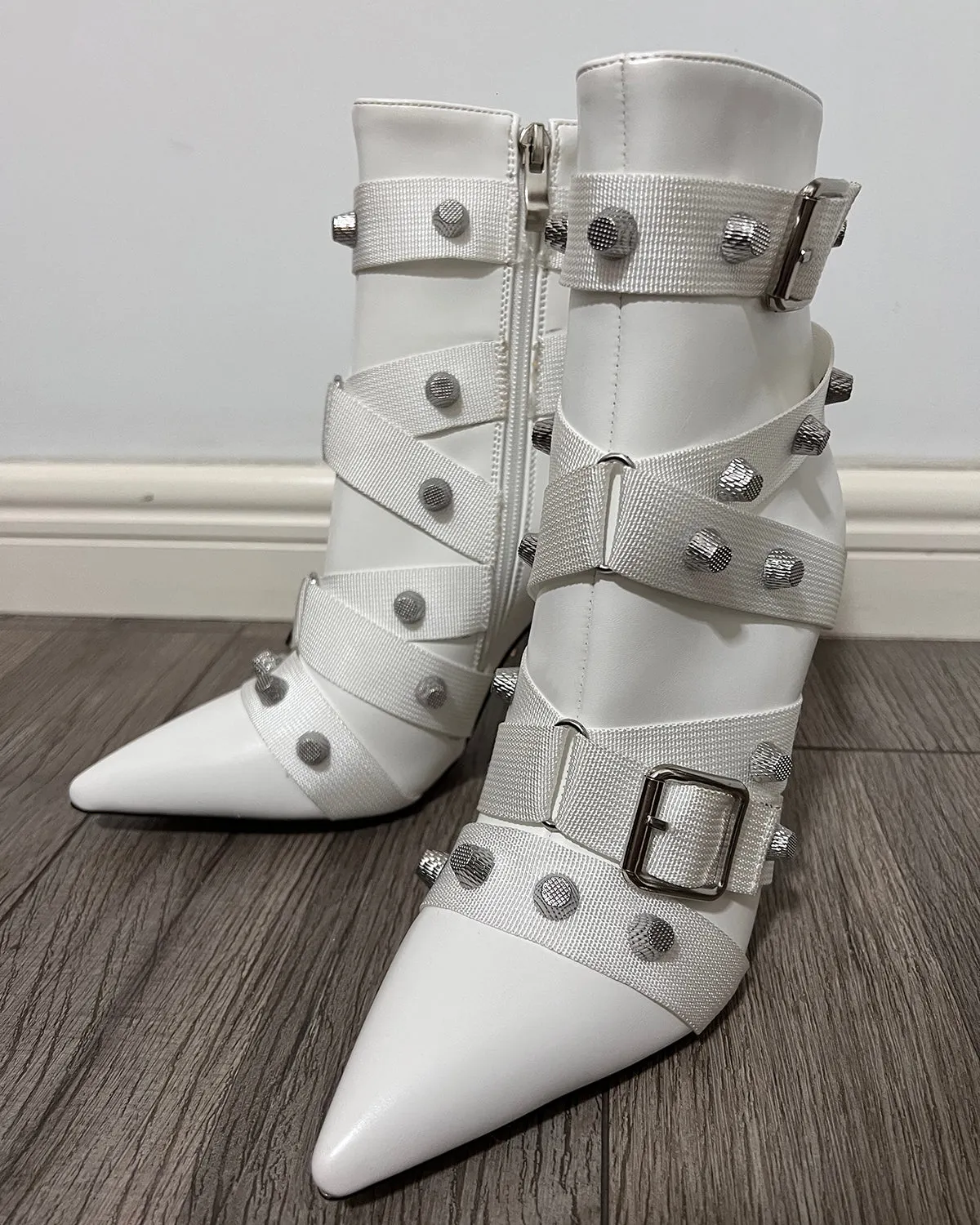 Matte leather pointed toe studs ankle boots