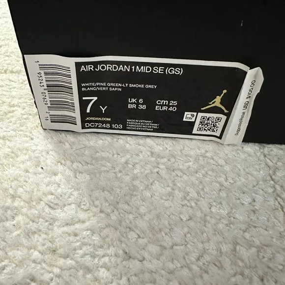 Nike Jordan 1 Mid grade school size 7 white, pine green and gray