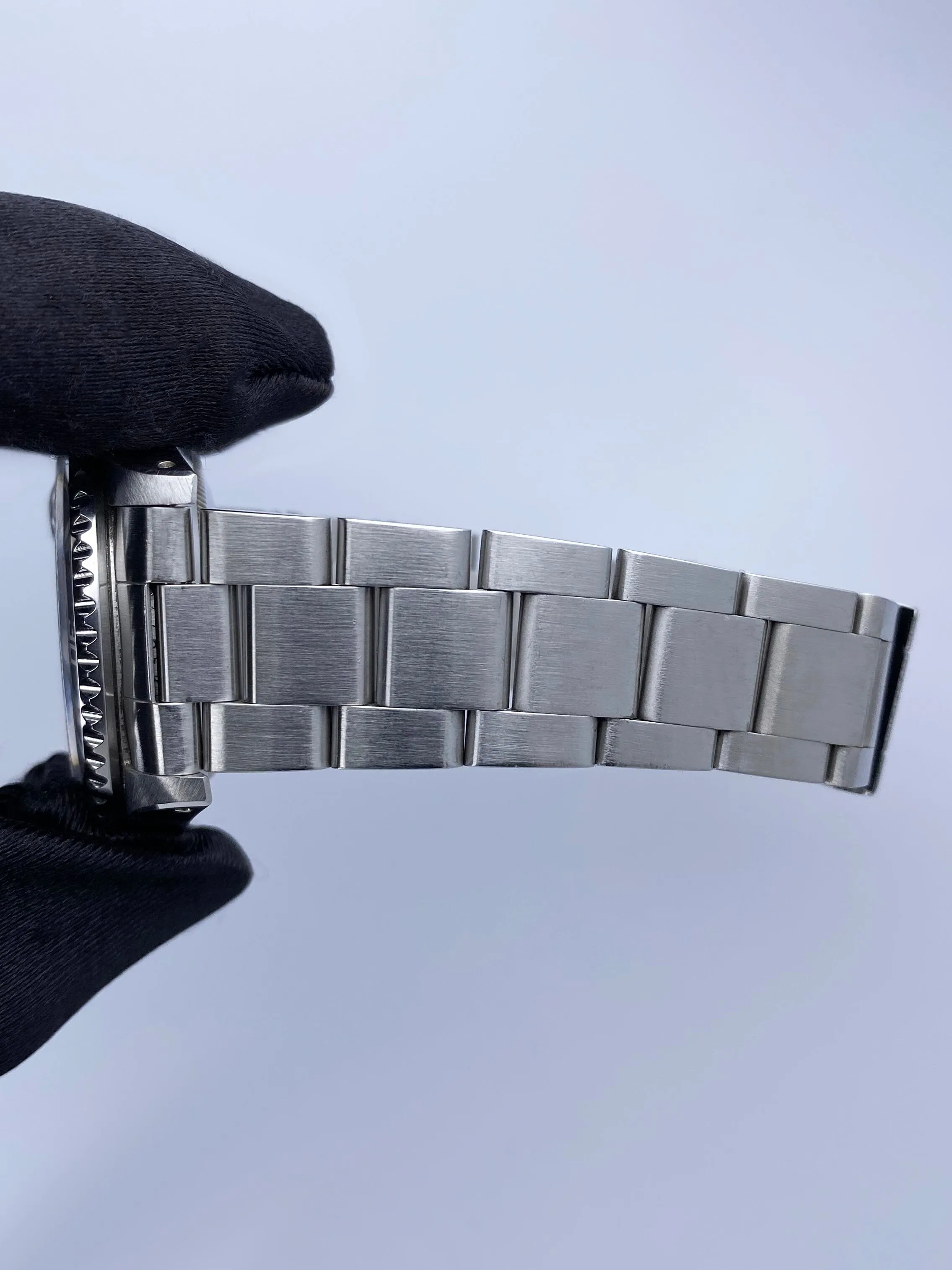 Rolex Submariner Date 16610 Mens Watch Box Papers