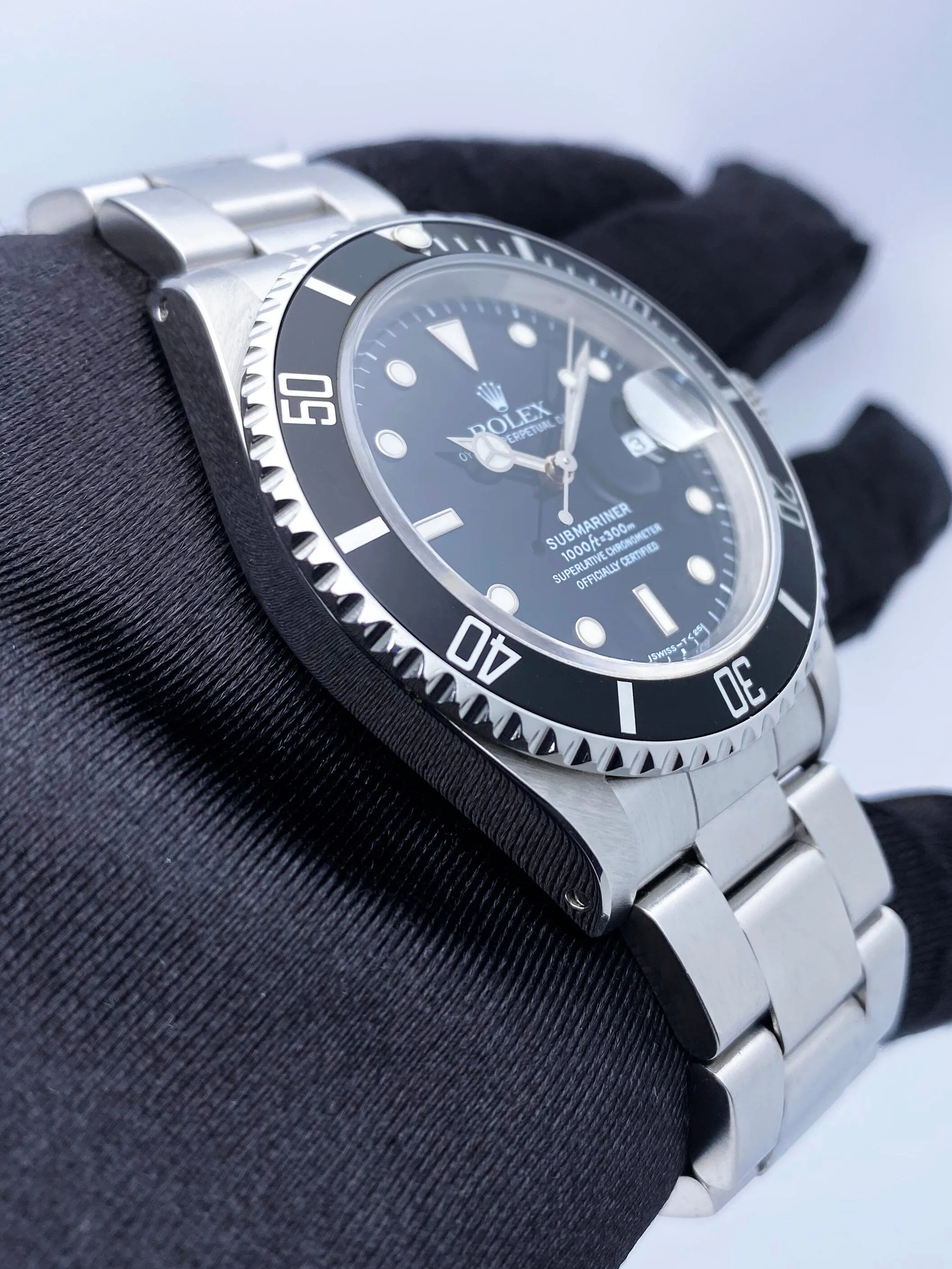 Rolex Submariner Date 16610 Mens Watch Box Papers