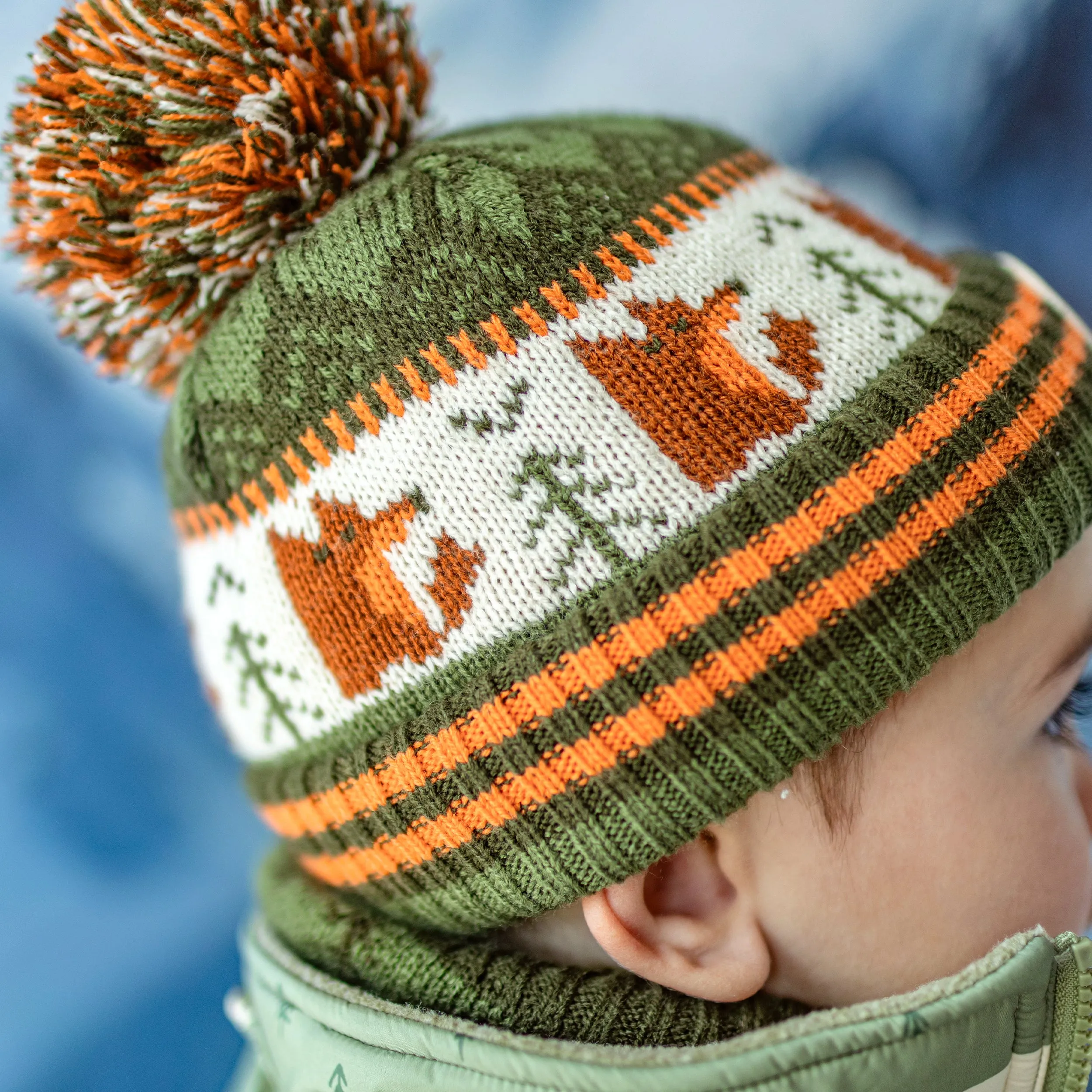 Tuque en tricot verte et orange à motifs avec pompon, bébé || Green and orange  toque with print and pompon, baby