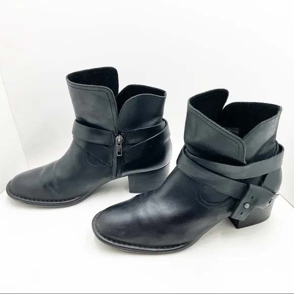 {UGG} Elysian Leather Ankle Bootie