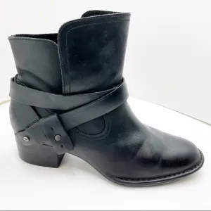 {UGG} Elysian Leather Ankle Bootie