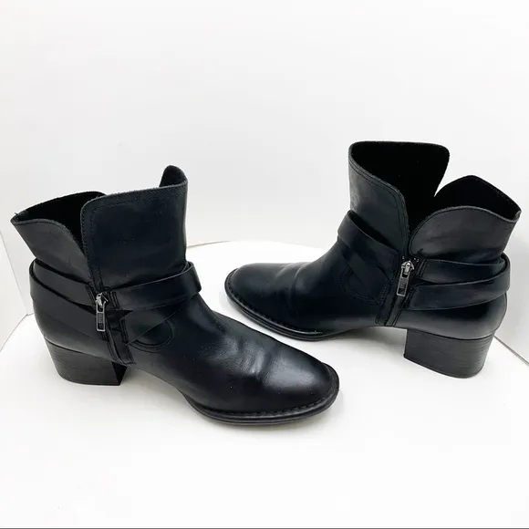 {UGG} Elysian Leather Ankle Bootie