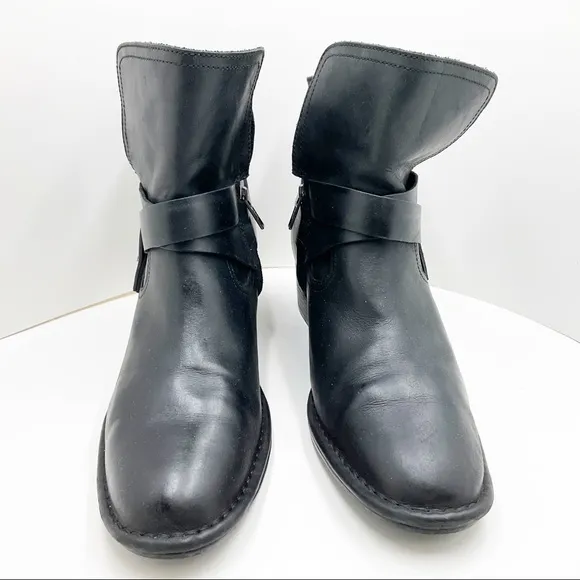 {UGG} Elysian Leather Ankle Bootie