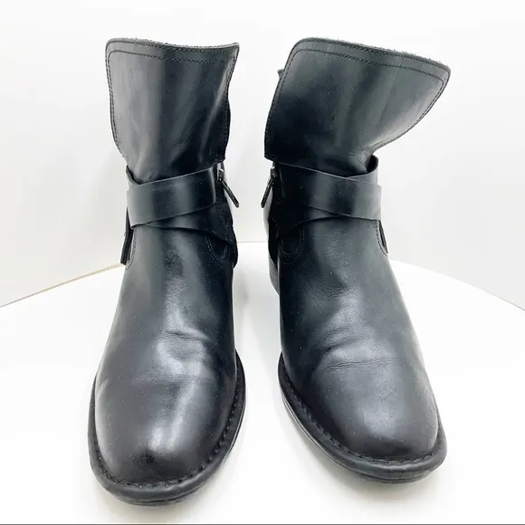 {UGG} Elysian Leather Ankle Bootie