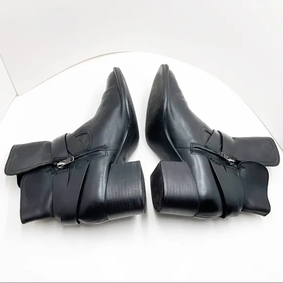 {UGG} Elysian Leather Ankle Bootie