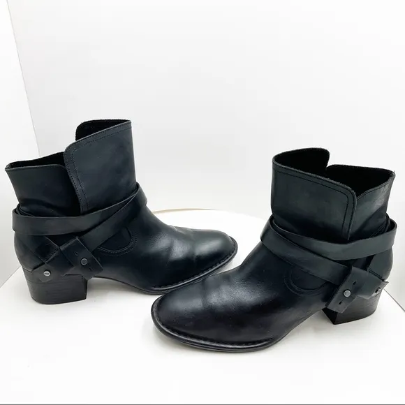 {UGG} Elysian Leather Ankle Bootie