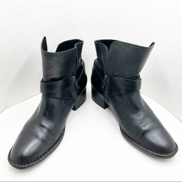 {UGG} Elysian Leather Ankle Bootie