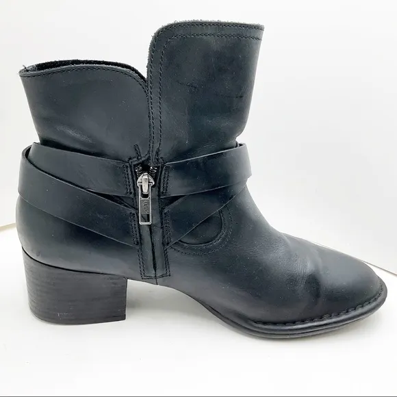 {UGG} Elysian Leather Ankle Bootie