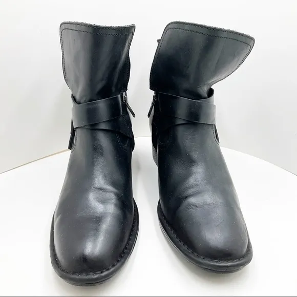 {UGG} Elysian Leather Ankle Bootie