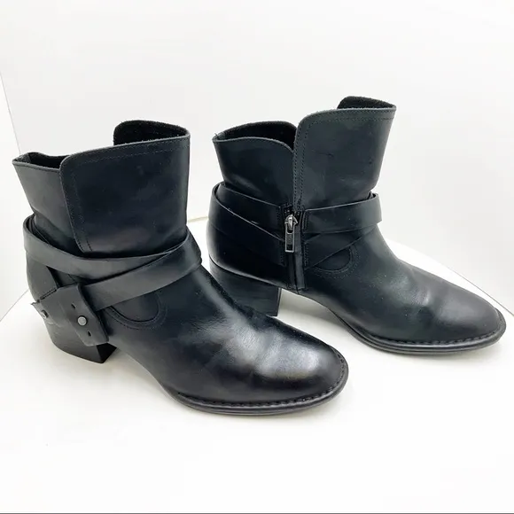 {UGG} Elysian Leather Ankle Bootie