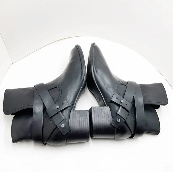 {UGG} Elysian Leather Ankle Bootie