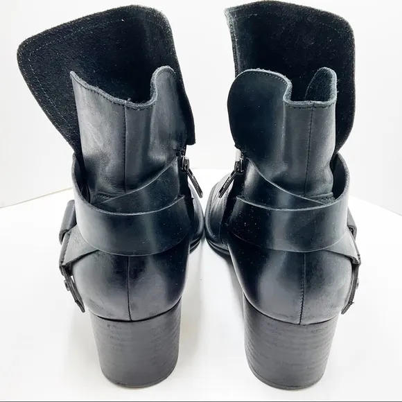 {UGG} Elysian Leather Ankle Bootie