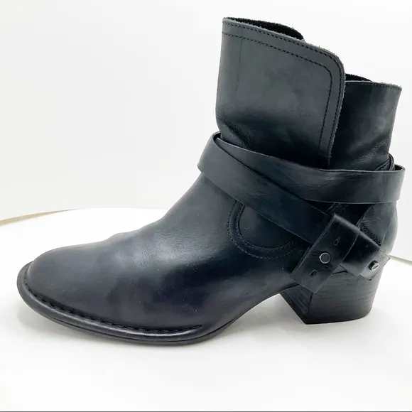 {UGG} Elysian Leather Ankle Bootie