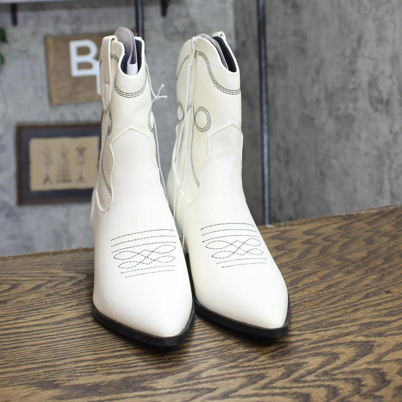 Universal Thread Jenson Western Cowboy Boots Memory Foam Insole Off White 6.5M