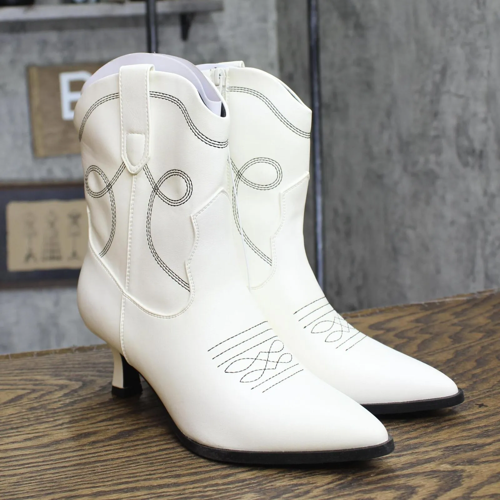 Universal Thread Jenson Western Cowboy Boots Memory Foam Insole Off White 6.5M